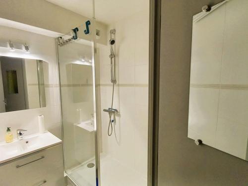 une salle de bain avec douche et lavabo dans l'établissement Confortable T2 rénové avec terrasse vue mer à Sète - FR-1-472A-316, à Sète