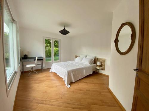 une chambre avec un lit, un miroir et un bureau dans l'établissement Bidart : Grande maison 4 chambres proche plages, 8 pers, au calme - FR-1-495-151, à Bidart