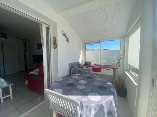 Cette petite chambre dispose d'une table et d'une fenêtre. dans l'établissement Maison proche centre pour 4 personnes - FR-1-22-385, à La Tranche-sur-Mer