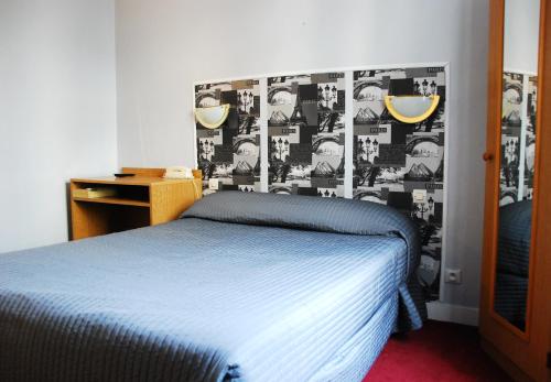 um quarto com uma cama e uma parede em preto e branco em Hotel Cosy Monceau em Paris
