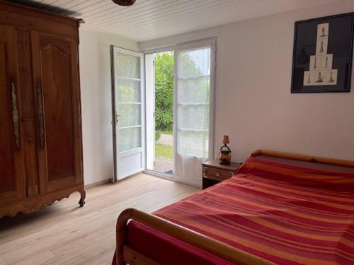 une chambre avec un lit et une porte ouverte dans l'établissement Maison spacieuse à Barbâtre, près de la plage - FR-1-823-159, à Barbâtre