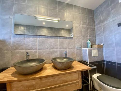 - une salle de bains avec deux lavabos sur un comptoir en bois dans l'établissement Bidart : Grande maison 4 chambres proche plages, 8 pers, au calme - FR-1-495-151, à Bidart