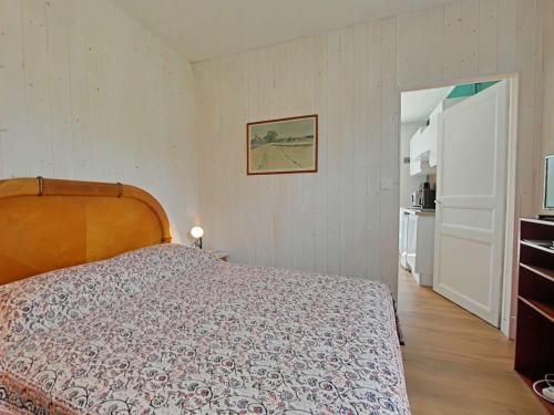 une chambre avec un lit avec une tête de lit en bois dans l'établissement Charmante maison 2 pièces à Saint-Gilles-Croix-de-Vie - FR-1-224-818, à Saint-Gilles-Croix-de-Vie
