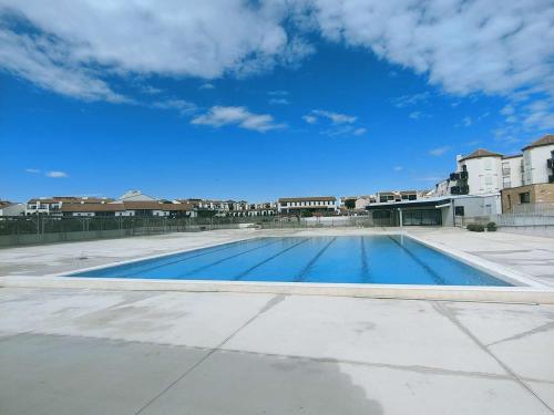 une grande piscine avec un ciel bleu en arrière-plan dans l'établissement T2 Mezzanine Climatisé avec Parking au Bord de l'Eau - FR-1-195-118, au Barcarès