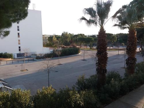 Photo de la galerie de l'établissement Studio équipé pour 2 pers, loggia, vue parc, centre-ville. - FR-1-785-20, à Balaruc-les-Bains