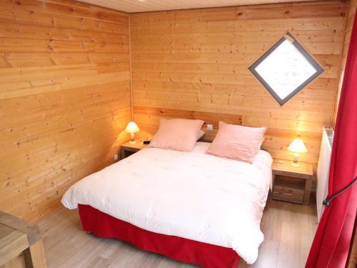 une chambre avec un lit dans une pièce en bois dans l'établissement Appartement pour 6 pers. au cœur des Orres 1650, proche des pistes - FR-1-322-669, aux Orres