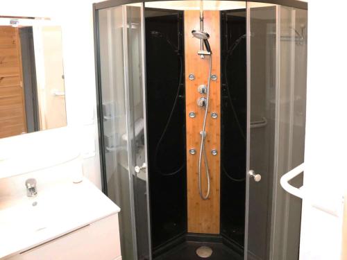 une douche avec une porte vitrée dans une salle de bain dans l'établissement Appartement pour 6 pers. au cœur des Orres 1650, proche des pistes - FR-1-322-669, aux Orres
