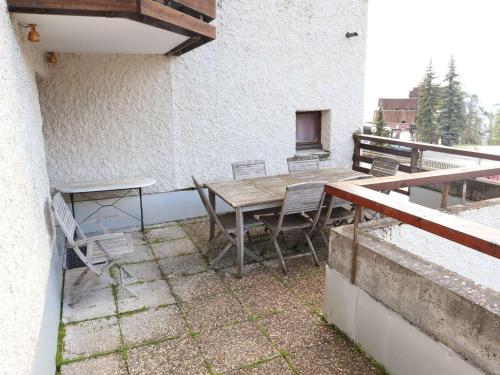 une table et des chaises sur le balcon d'un bâtiment dans l'établissement Appartement pour 6 pers. au cœur des Orres 1650, proche des pistes - FR-1-322-669, aux Orres