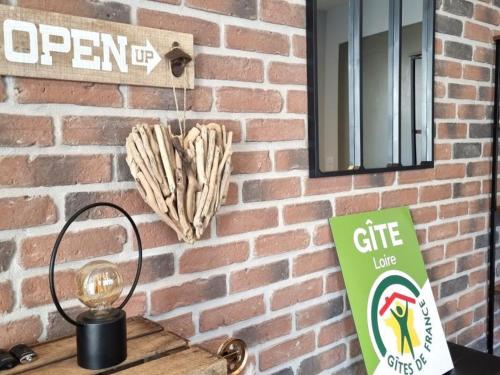 Photo de la galerie de l'établissement Gîte lumineux à Charlieu avec spa privatif et terrasse - FR-1-496-356, à Charlieu