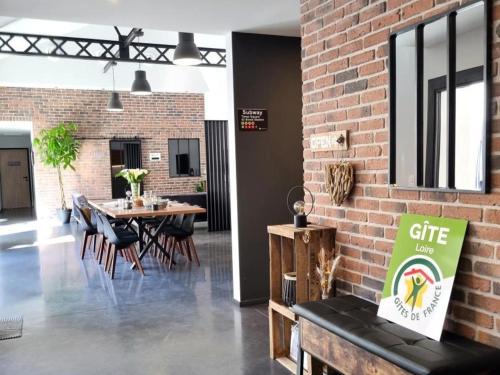 Photo de la galerie de l'établissement Gîte lumineux à Charlieu avec spa privatif et terrasse - FR-1-496-356, à Charlieu