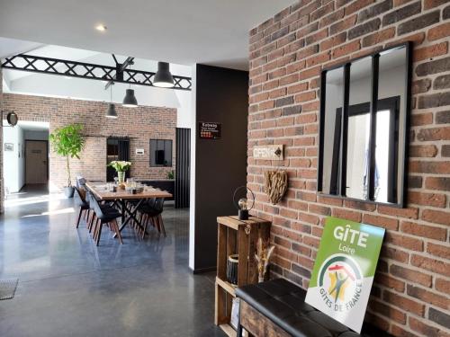 Photo de la galerie de l'établissement Gîte lumineux à Charlieu avec spa privatif et terrasse - FR-1-496-356, à Charlieu