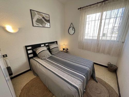 une chambre avec un grand lit dans une pièce dans l'établissement Pavillon T3 en bord de mer avec accès plage pour 4 personnes - FR-1-701-93, à Valras-Plage