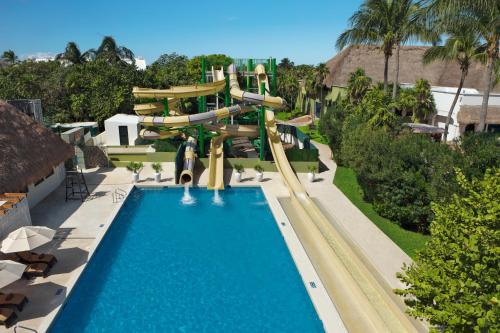 Bazén v ubytování Dreams Sapphire Resort & Spa nebo v jeho okolí