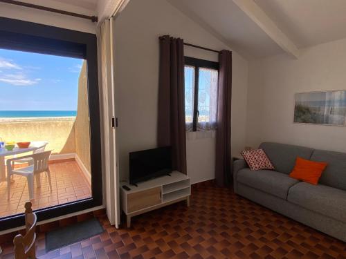 Photo de la galerie de l'établissement Charmante Villa T2 Face Mer, Parking Privé, Idéale pour 4 Personnes - FR-1-798-46, à Leucate