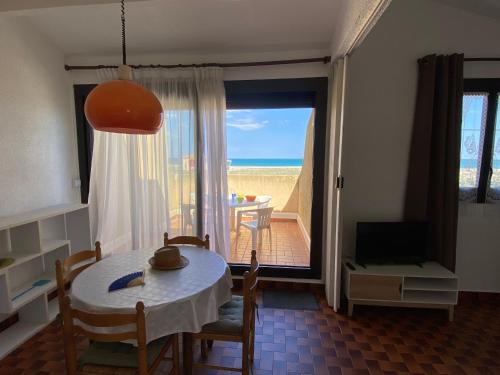 Photo de la galerie de l'établissement Charmante Villa T2 Face Mer, Parking Privé, Idéale pour 4 Personnes - FR-1-798-46, à Leucate