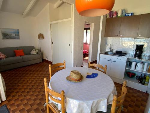 Photo de la galerie de l'établissement Charmante Villa T2 Face Mer, Parking Privé, Idéale pour 4 Personnes - FR-1-798-46, à Leucate