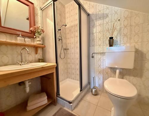 Ένα μπάνιο στο KitzDiamant with Pool, Sauna & Garden Deluxe by Belle-Stay