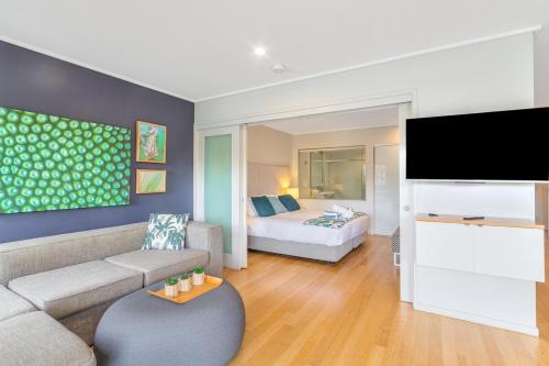 Televisyen dan/atau pusat hiburan di Pool View Apartments - Wing 6 - at Peppers Salt Resort by uHoliday 2BR 1BR and Hotel Room Options Available