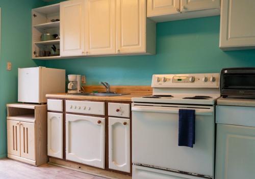 a kitchen with white appliances and blue walls at GpL 2668 one bedroom in Fort Myers
