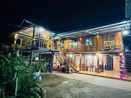Mù Cang ChảiにあるHomestay Quyền Đenの夜間の階段