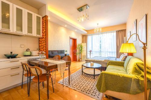 Η κουζίνα ή μικρή κουζίνα στο Beijing City center - Luxury flat with Queen-size beds