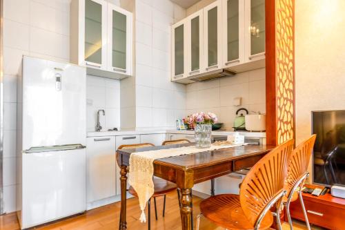 Η κουζίνα ή μικρή κουζίνα στο Beijing City center - Luxury flat with Queen-size beds