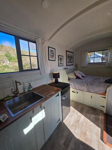 Posezení v ubytování Shepherds Hut Gateway to Tekapo and the MacKenzie District