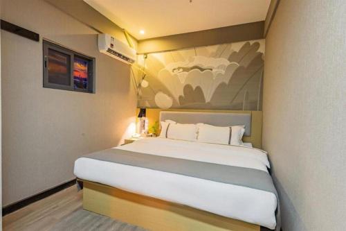 Postel nebo postele na pokoji v ubytování Thank Inn Hotel Hubei Wuhan Caidian Zhong Fa Xincheng Tongji