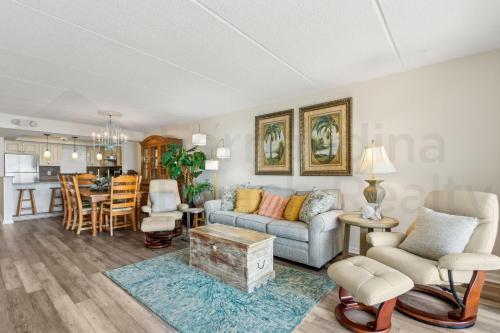 Χώρος καθιστικού στο Atlantic View Tropical Condo