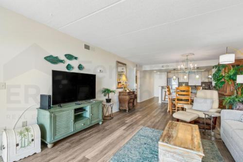 Μια τηλεόραση ή/και κέντρο ψυχαγωγίας στο Atlantic View Tropical Condo