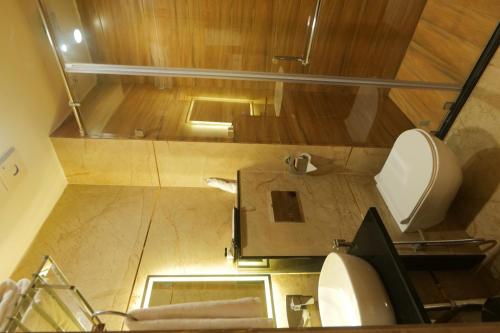 an overhead view of a bathroom with a toilet at Hotel Mantavya in Kakarmatha