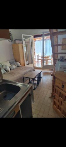 une cuisine et un salon avec un canapé et une table dans l'établissement Maison de vacances à st Cyprien, à Saint Cyprien Plage