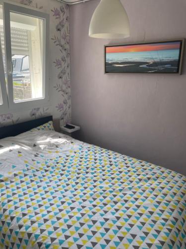 un lit dans une chambre avec une fenêtre dans l'établissement Les phoques, à Berck-sur-Mer