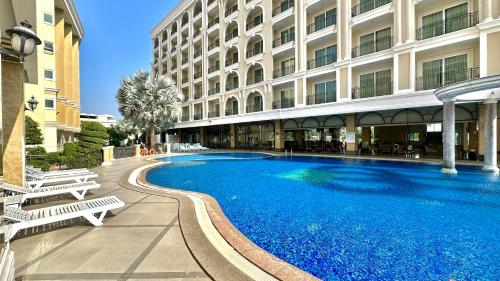 a large swimming pool in front of a building at LK CRYSTAL Ville PATTAYA in Ban Chek