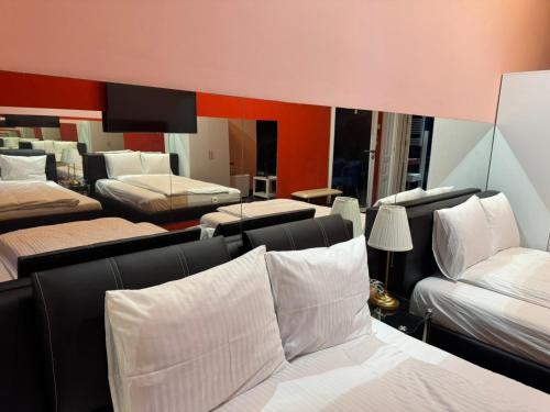 プラハにあるVIP 1-Wenceslas squareのたくさんのベッドが置かれた部屋