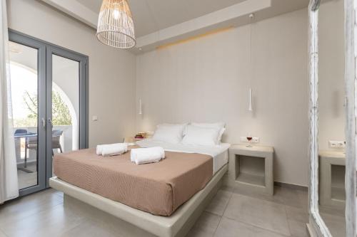 Postel nebo postele na pokoji v ubytování Plaka Hotel I