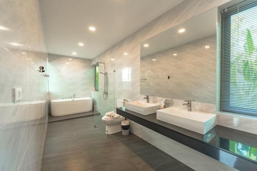 Ένα μπάνιο στο V189 Stylish 3BR Hideaway Pool & Beach Vibes