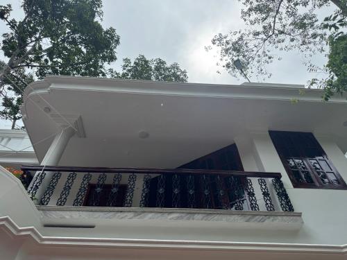 Niharika Homestayにあるバルコニーまたはテラス