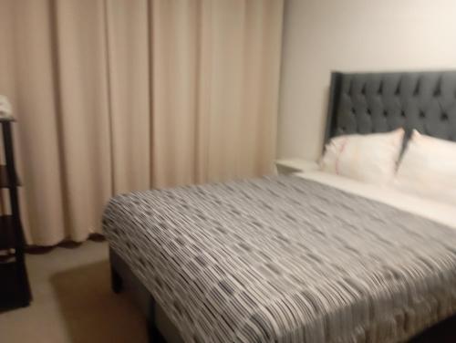 Posto letto in camera d'albergo con finestra di Alojamiento cerca a Metro Moneda a El Cerrillo