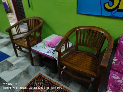 Χώρος καθιστικού στο Warung Kopi Johan Homes