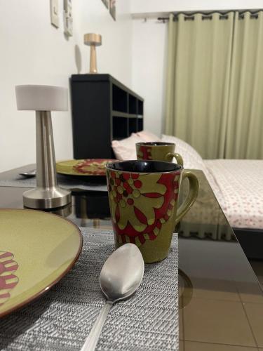 Postel nebo postele na pokoji v ubytování Unit in cypress tower taguig