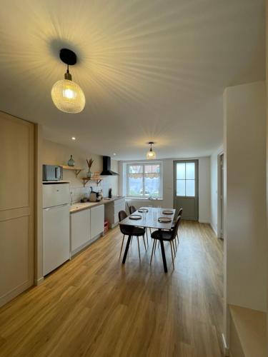Un comedor y una cocina con mesa y sillas. en Maison 262 - Chambord Escape, en Huisseau-sur-Cosson