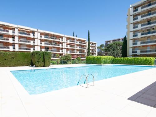 une piscine vide en face d'un bâtiment dans l'établissement Appart 4 étoiles, piscine, parking, wifi, à Saint-Raphaël
