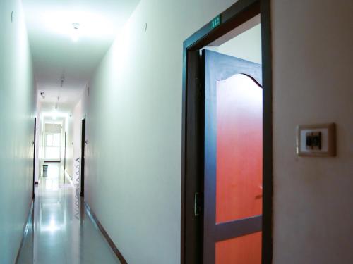 a hallway with a door in a building at Thirumalai Home Stay - Group & Family Stay Room VL Swami Malai Temple in Kumbakonam