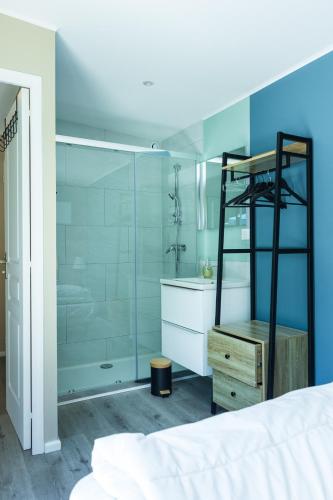 une chambre avec un lit et une douche en verre dans l'établissement La Tiny L Loches, proche Zoo de Beauval, à Loches