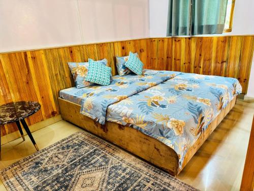 Cama o camas de una habitación en Boho Grove Cafe & Stay, Tirthan Valley