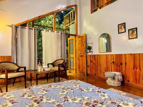 Cama o camas de una habitación en Boho Grove Cafe & Stay, Tirthan Valley