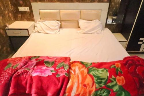 Giường trong phòng chung tại Hotel O The Sukoon