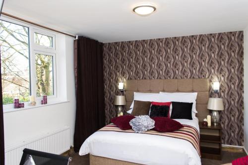 Tempat tidur dalam kamar di Trivelles Mayfair,stockport