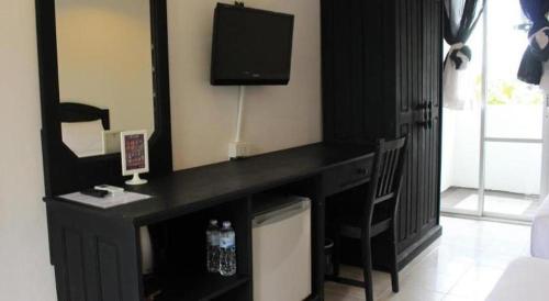 a room with a desk with a television on the wall at SP. Place Hotel in Ko Chang